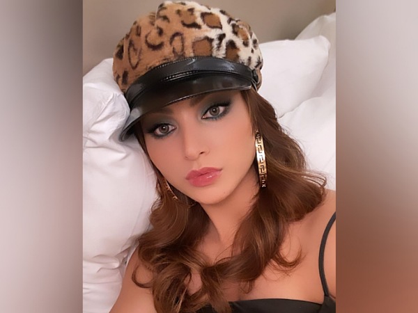 Urvashi Rautelas Blue Eye Make-Up Look Urvashi Rautelas Blue Eye Make-Up Look