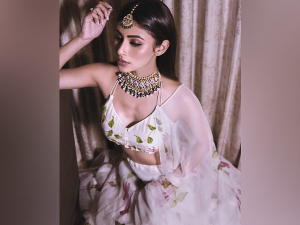 Mouni Roy’s Soft Yet Glam Make-Up Look