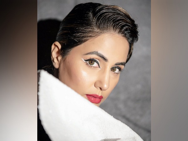 Hina Khan In Black And White Eyeliners