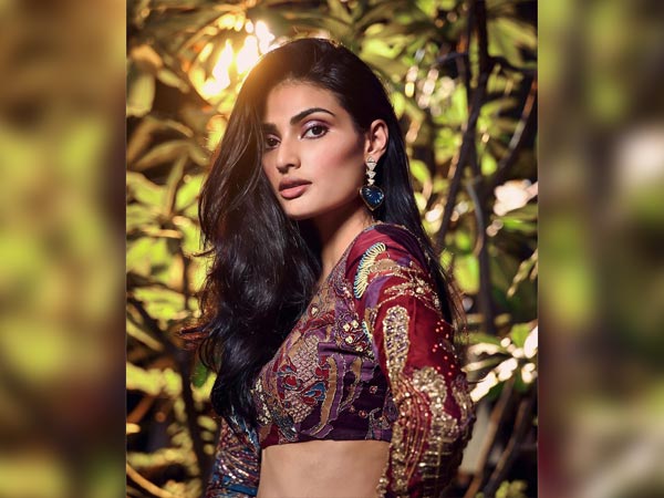 Athiya Shetty’s Muted And Bronzed Look