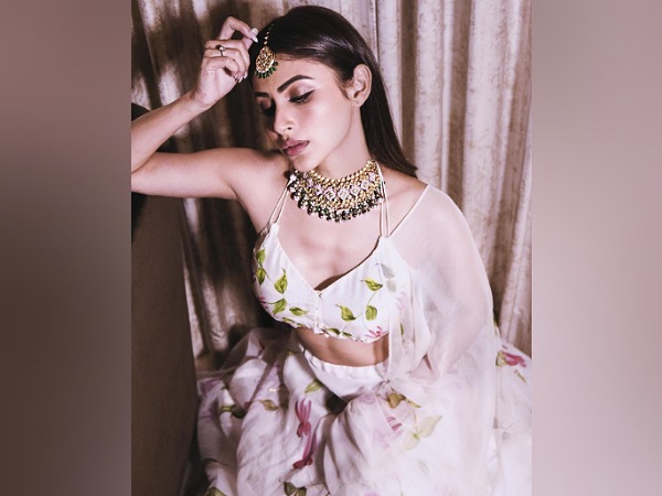 Mouni Roy’s Soft Yet Glam Make-Up Look