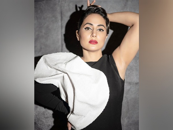 Hina Khan’s Gown And It’s Price