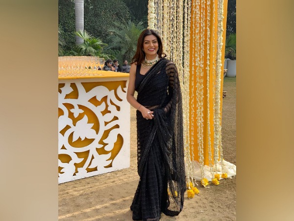Sushmita Sen In A Black Saree