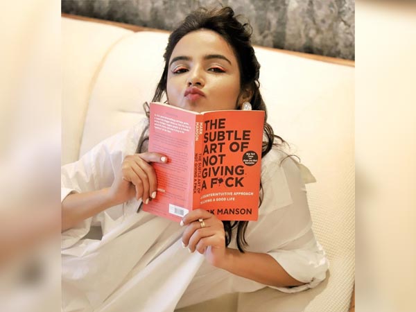 Jasmin Bhasin’s Orange Eye Makeup Look