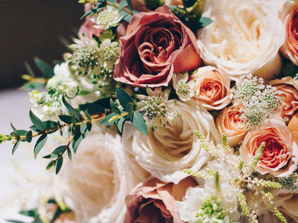 2. Send A Bouquet Of Flowers Along With A Note