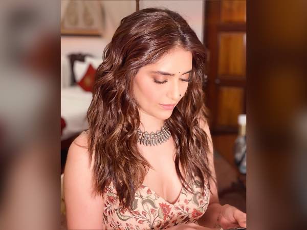 Karishma Tanna’s Glossy Make-Up Look