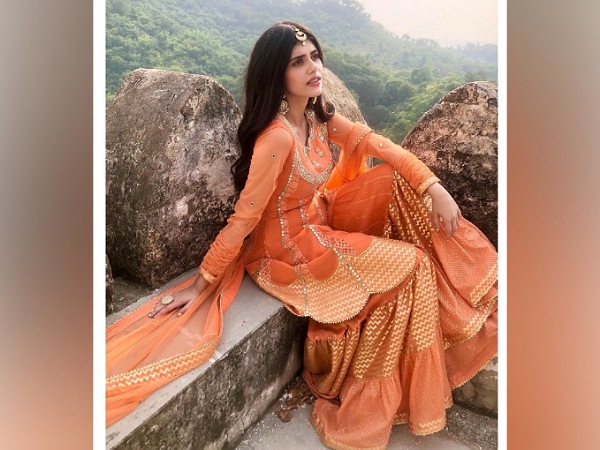 Sanjana Sanghi’s Orange Ethnic Ensemble From Mehendi Wale Haath Song Sanjana Sanghi’s Orange Ethnic Ensemble From Mehendi Wale Haath Song