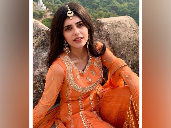 Sanjana Sanghi’s Orange Ethnic Ensemble From Mehendi Wale Haath Song Sanjana Sanghi’s Orange Ethnic Ensemble From Mehendi Wale Haath Song