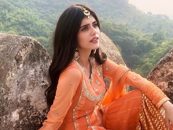 Sanjana Sanghi’s Orange Ethnic Ensemble From Mehendi Wale Haath Song Sanjana Sanghi’s Orange Ethnic Ensemble From Mehendi Wale Haath Song