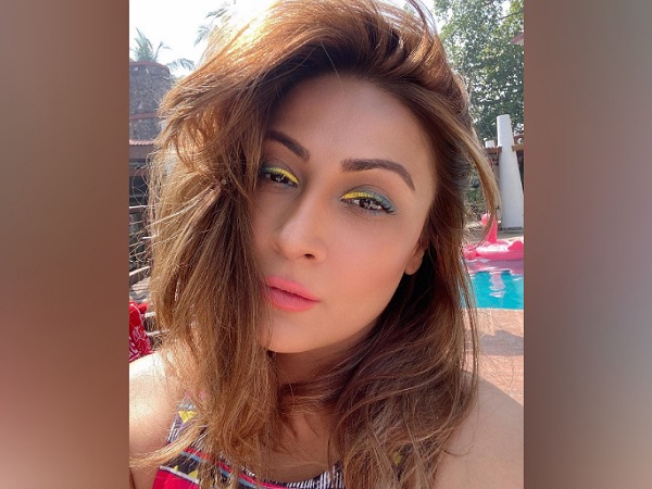 Urvashi Dholakia’s Blue And Yellow Liner