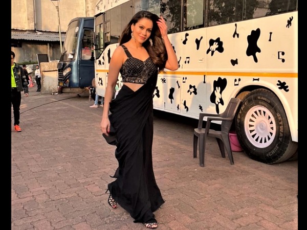 Waluscha De Sousa In A Black Saree Waluscha De Sousa In A Black Saree