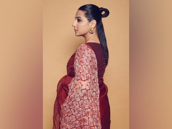 Vidya Balan’s Half Up Loop Bun Hairstyle For Promise Day