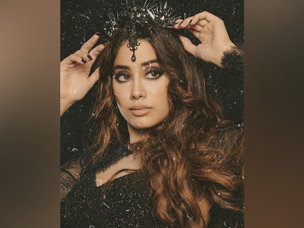 Janhvi Kapoors Bold Make-up Look In Panghat Song