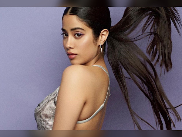 Janhvi Kapoor’s Shimmer Purple Eyeliner
