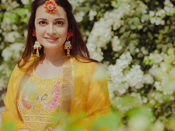 Dia Mirza’s Suit From Mehendi Function Dia Mirza’s Suit From Mehendi Function