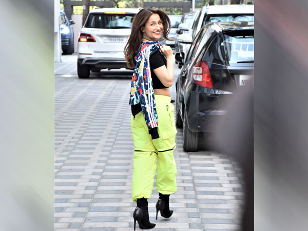 Elli AvrRam Flaunts Style In Chic Outfit