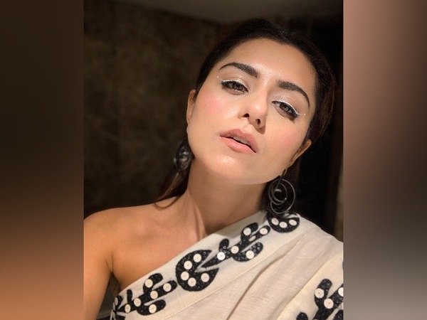 Ridhi Dogras Look In White Eyeliner