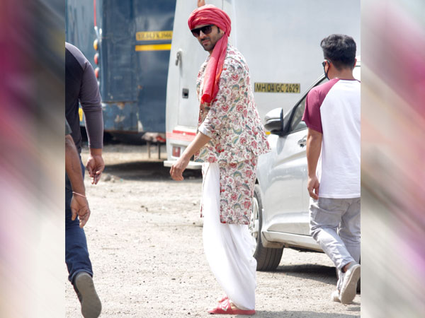 Kartik Aaryan At Bhool Bhulaiyaa 2 Sets