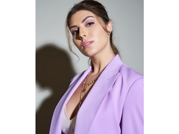 Elnaaz Norouzi Hello Charlie