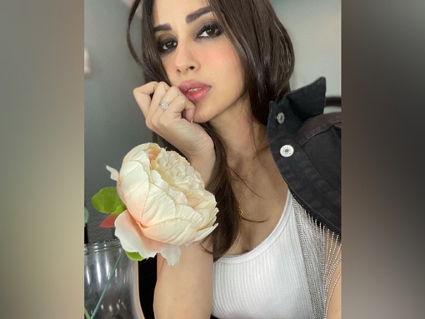 Mouni Roy’s Smudged Eye Makeup Look Mouni Roy’s Smudged Eye Makeup Look