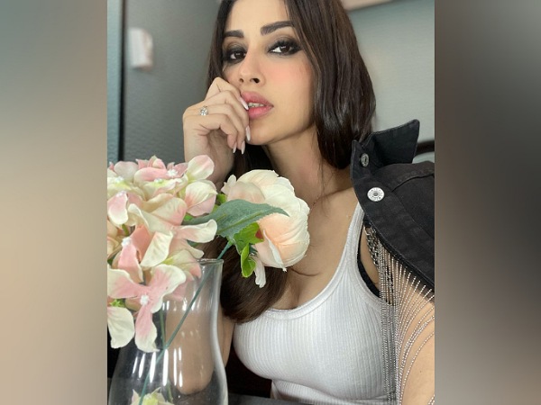 Mouni Roy’s Smudged Eye Makeup Look Mouni Roy’s Smudged Eye Makeup Look