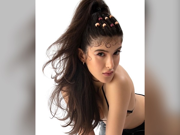 Shanaya Kapoor Rocks 90s Hairstyle
