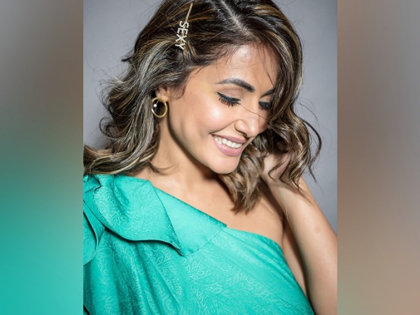 Hina Khan’s Green Dress And Cute Hairpin Hina Khan’s Green Dress And Cute Hairpin