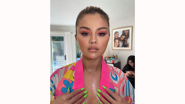 Selena Gomez Rocks Colour Pop Eyeshadow