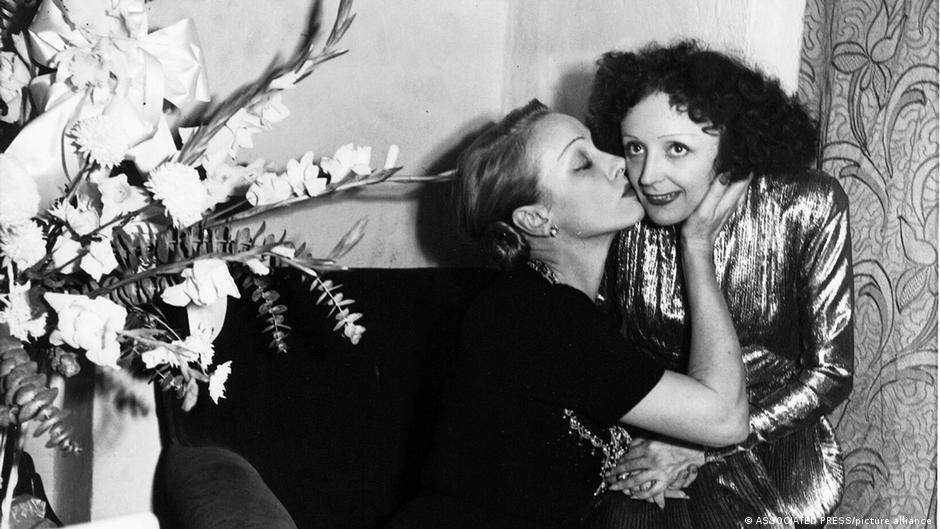 Marlene Dietrich (l) with chanson star Edith Piaf (r): Dietrichs daughter was convinced they were lovers