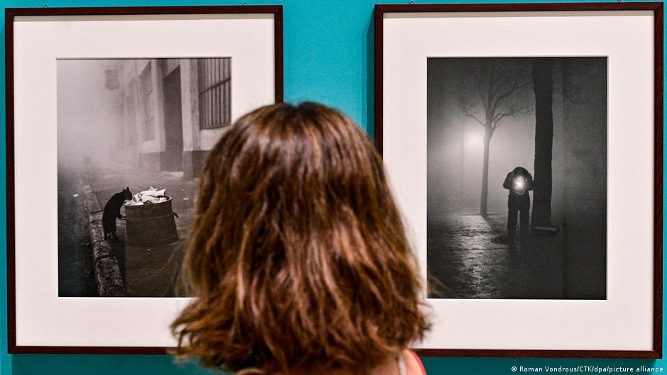 Weisss style of work pioneered what was to become known as street photography