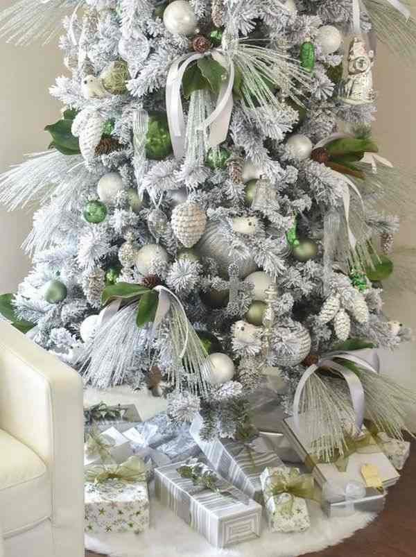 Pinecones Christmas Tree