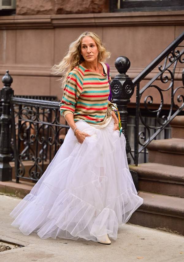 Carrie Bradshaw in white skirt and boots