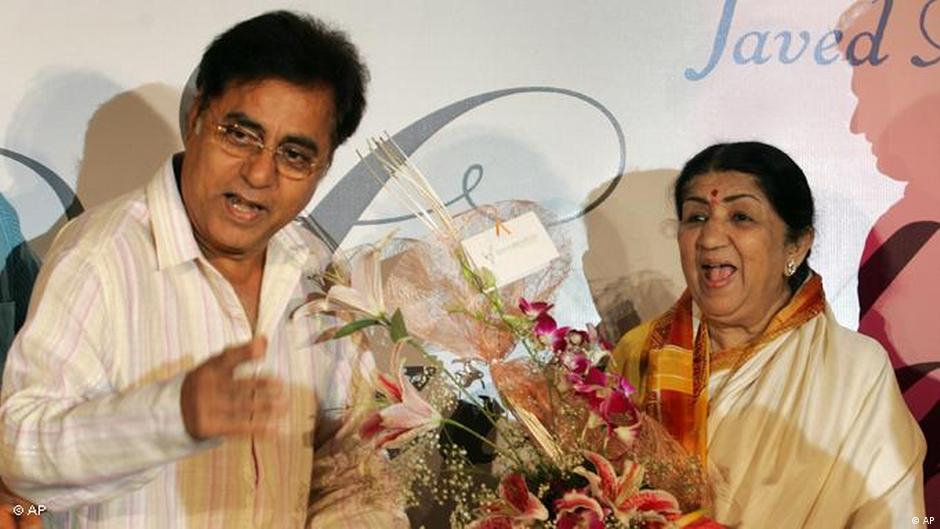 Lata Mangeshkar 2007 at the launch of the her album Saadgi in Mumbai (on the left: singer Jagjit Singh)