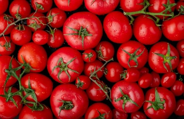 Ways To Use Tomato For Healthy, Glowing Skin