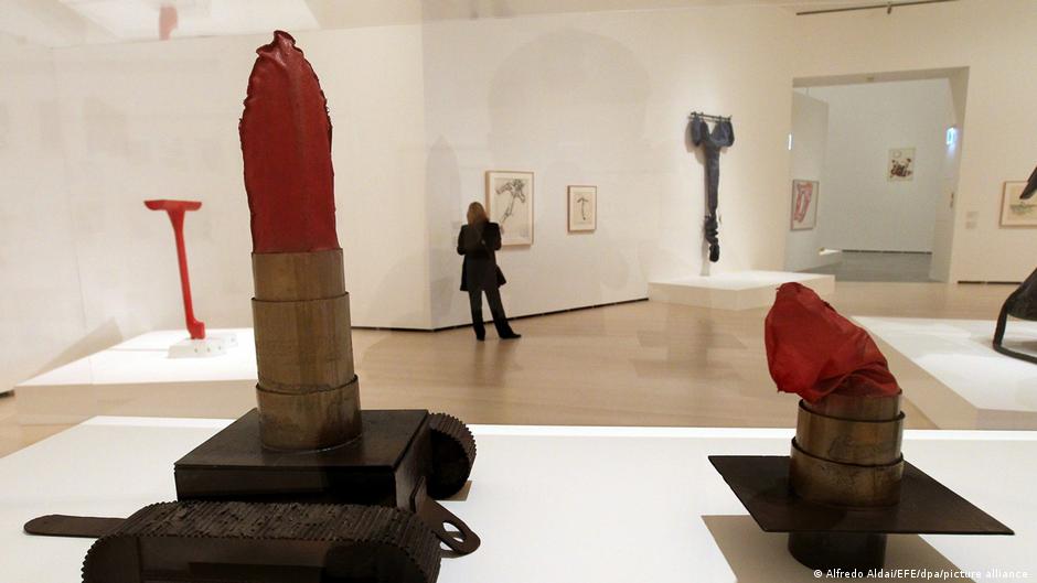 Oldenburgs Lipstick (Ascending) on Caterpillar Tracks