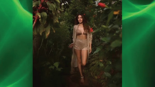 Rhea Chakraborty Steals The Show!