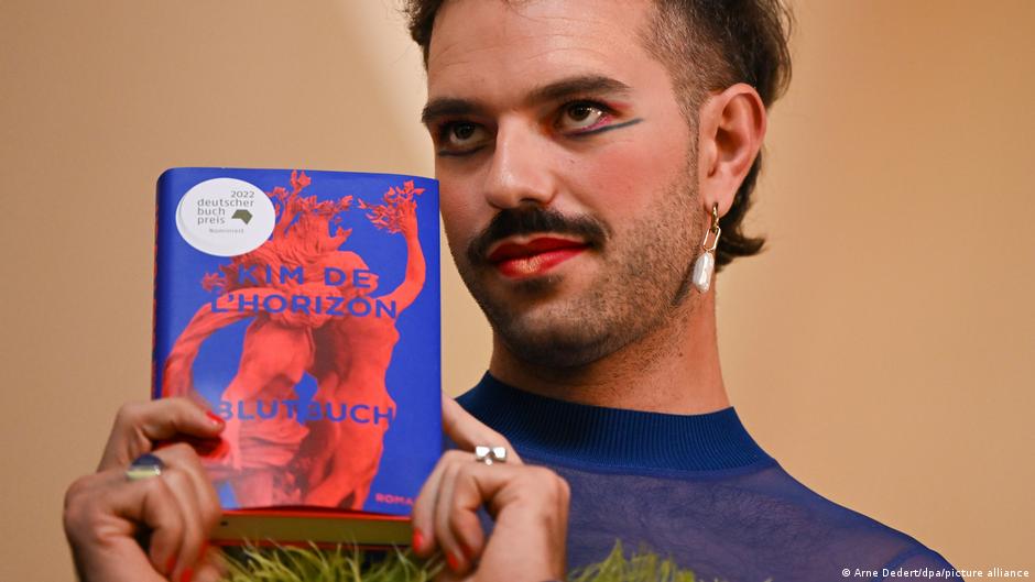 Kim de lHorizon with their book Blutbuch Kim de lHorizon with their book Blutbuch