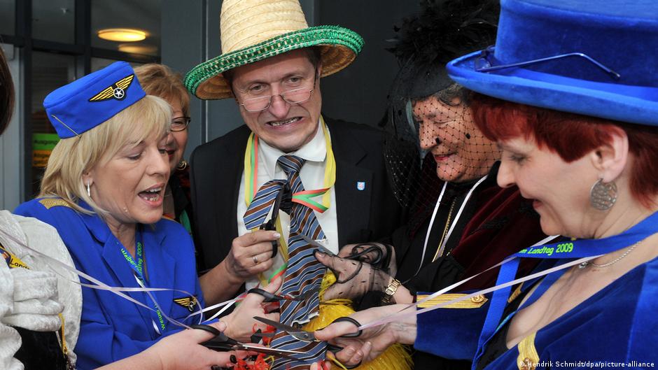 Carnival kick-off: a good opportunity for men to get rid of ugly ties