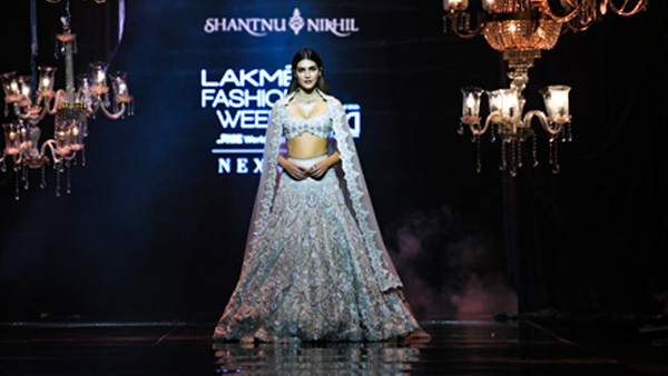 Kriti Sanon’s Starry Look At LFW 2022