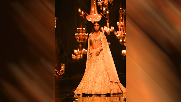 Kriti Sanon’s Starry Look At LFW 2022