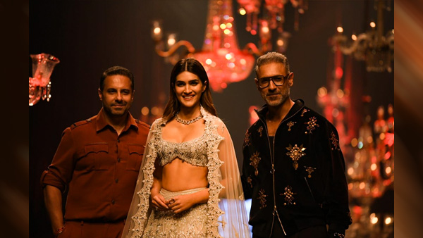 Kriti Sanon’s Starry Look At LFW 2022