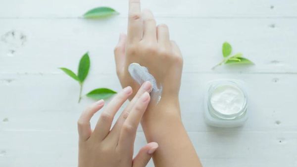 Home Remedies For Dry Hands Home Remedies For Dry Hands