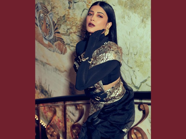 Shruti Haasans Golden Black Saree