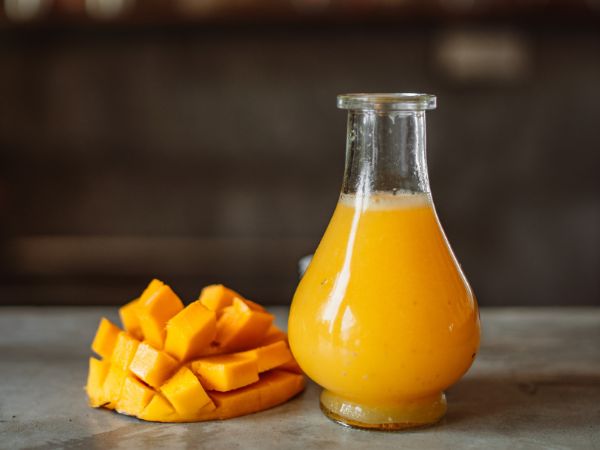 Pregnant Woman Eat Mangoes Pregnant Woman Eat Mangoes