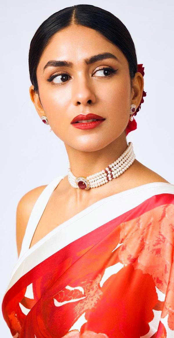 Mrunal Thakur’s 6 Makeup Looks 
