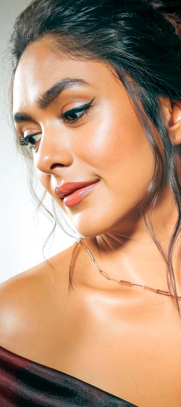 Mrunal Thakur’s 6 Makeup Looks 