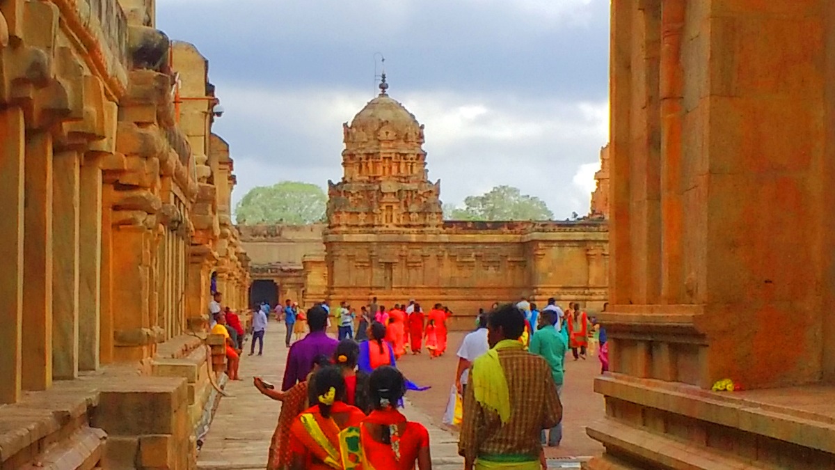 பின்னர் கோயில் பிரகார வலம் செல்கிறோம்