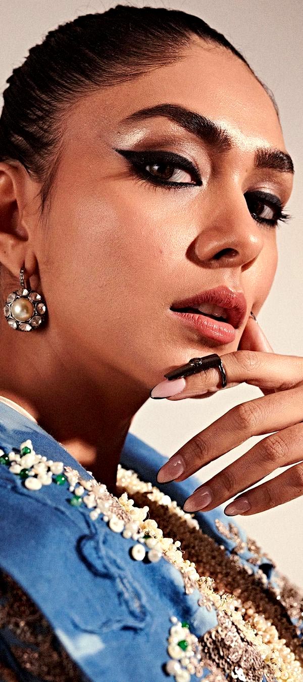 Mrunal Thakur’s 6 Makeup Looks 