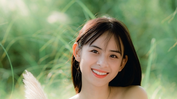japanese woman applying sunscreen