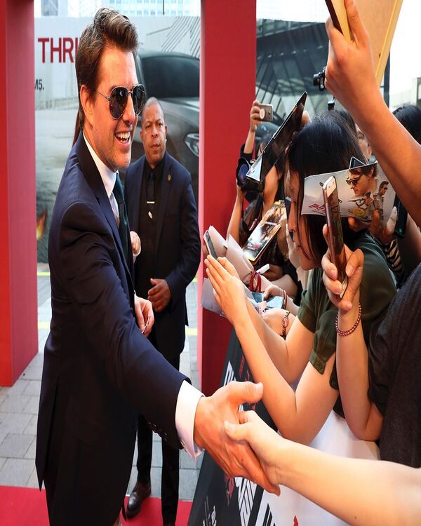  Tom Cruise’s Effortless Fashion Guide: 